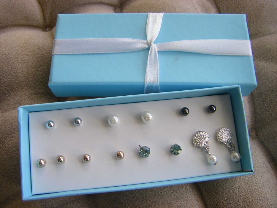 Комплект от 7 чифта обеци AVON