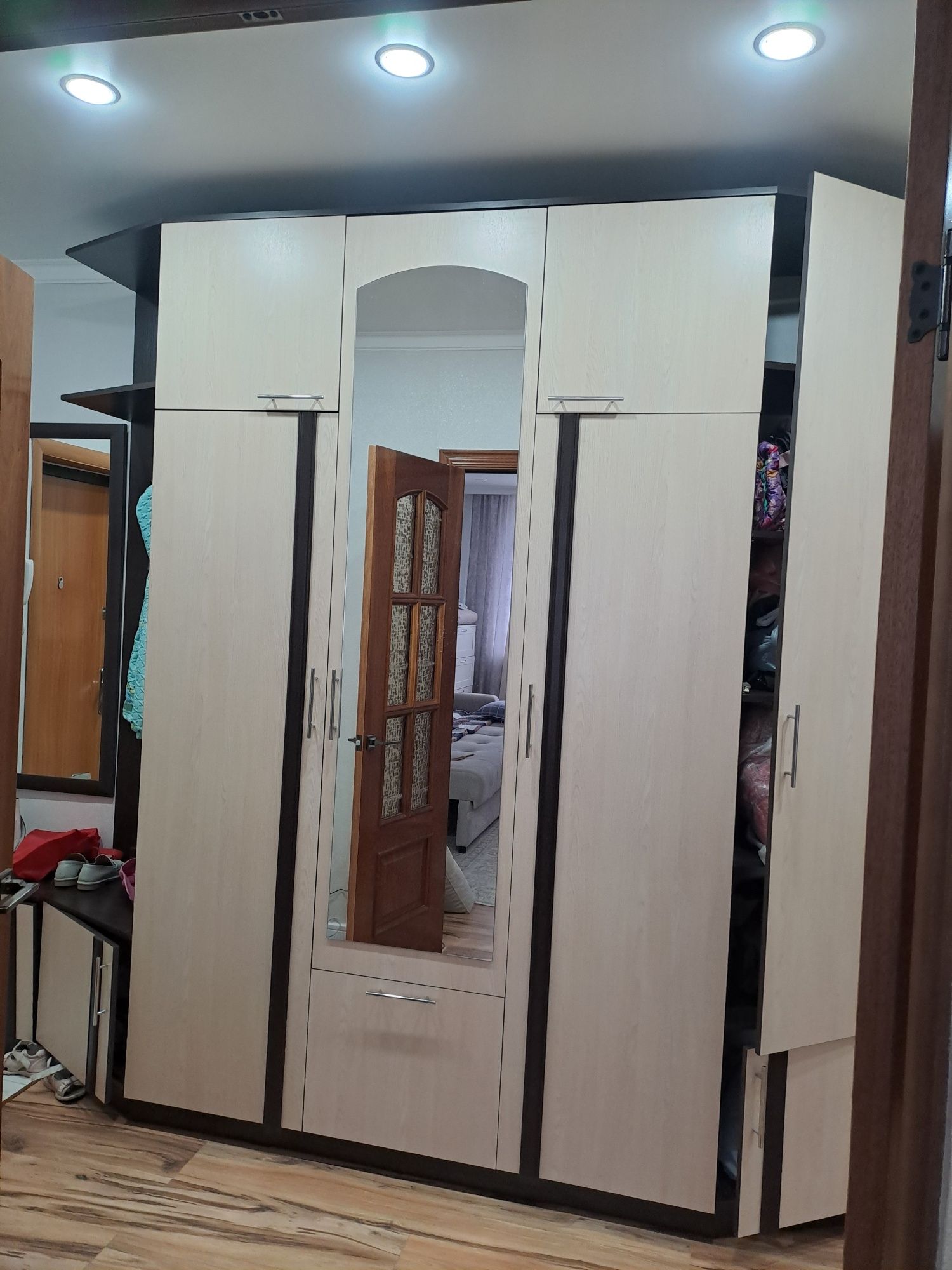 Шкаф в прихожую .