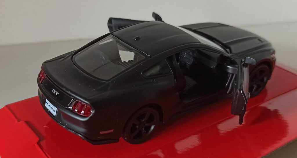 Macheta Ford Mustang GT 2015 negru - RMZ 1/36