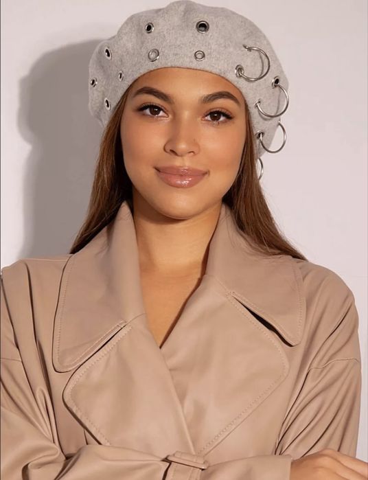 Стильный берет с кольцами шерсть