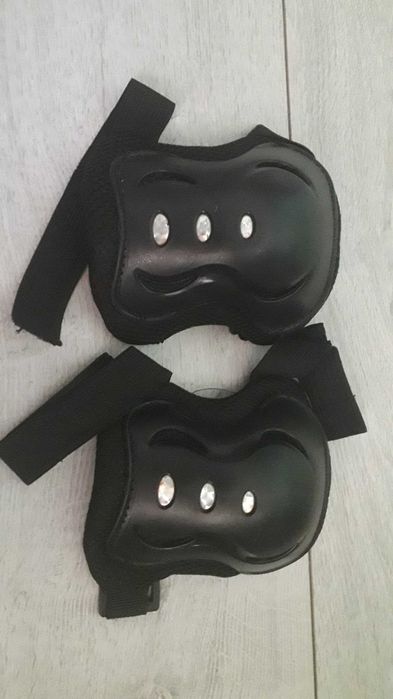 Vand set casca cu cotiere si genunchiere pentru trotinete