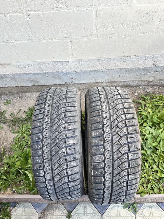 Два зимних шипованный баллона 215/50/17