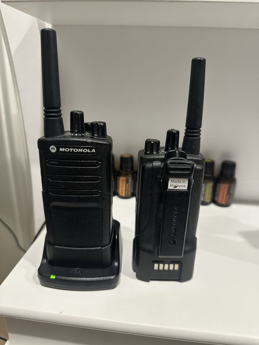 Vand 2 statii Motorola XT420 + incarcator original