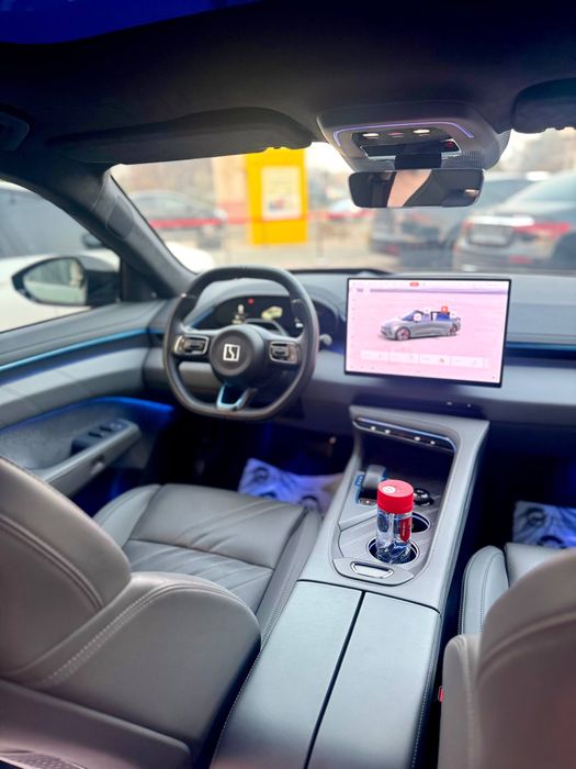 Sotiladi srocno zeekr 001