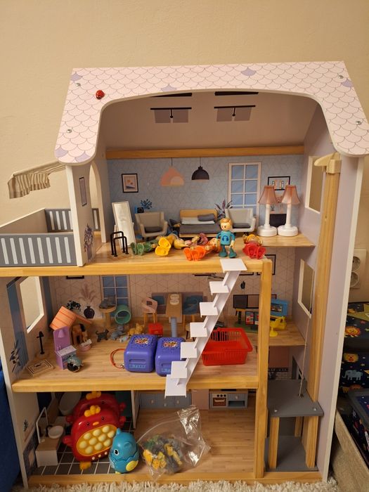 Дървена къща за кукли