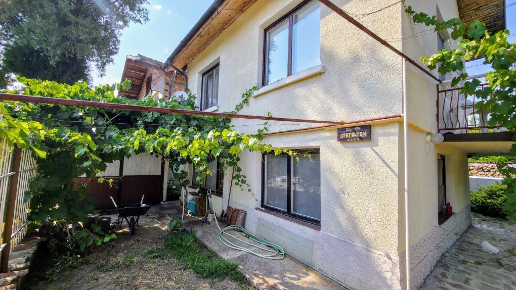 Продава се ВИЛА в село Долни Раковец