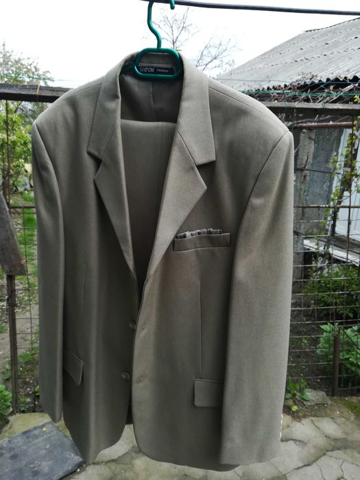 Costumuri barbati diferite culori  marimea 52 / aproape noi /200 ron