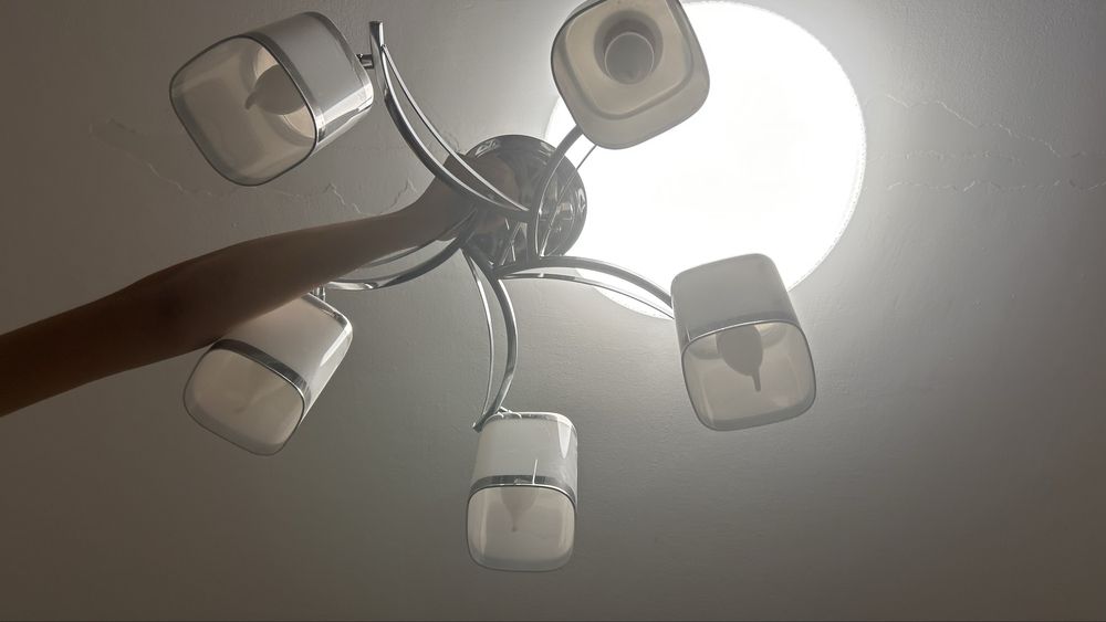 Продам люстрю светильник