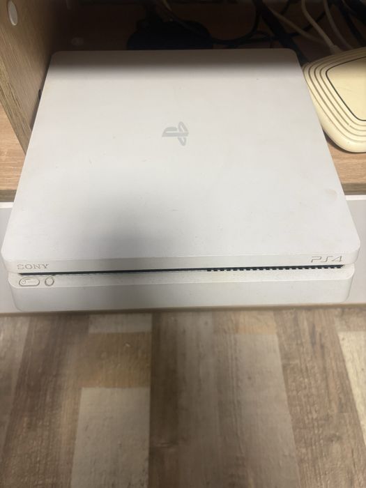 Плейстейшън 4  ,два джойстика и 6 игри