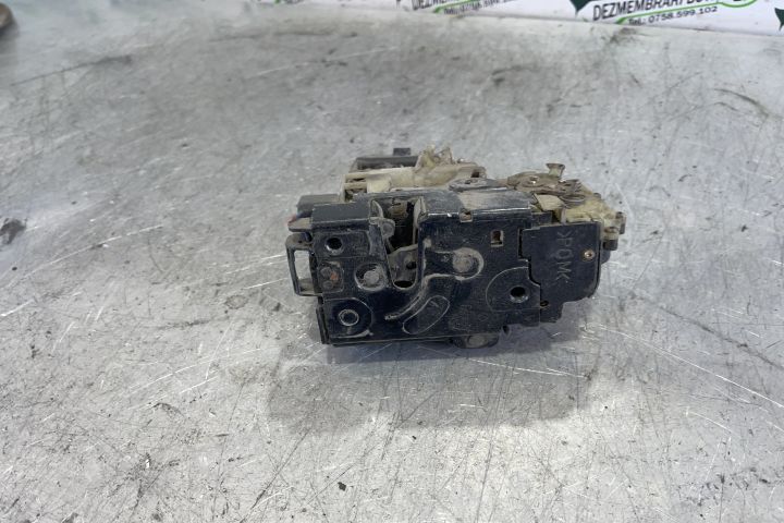 Broasca usa fata dreapta 3B1837016AD / 3B1 837016AD Skoda Fabia 6Y