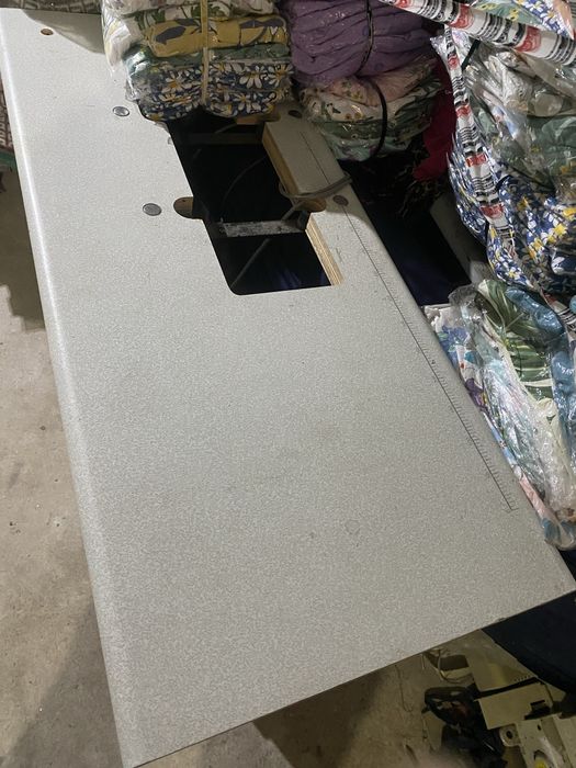 Продаются швейные машинки аверлок и распашивалка состояние хорошое