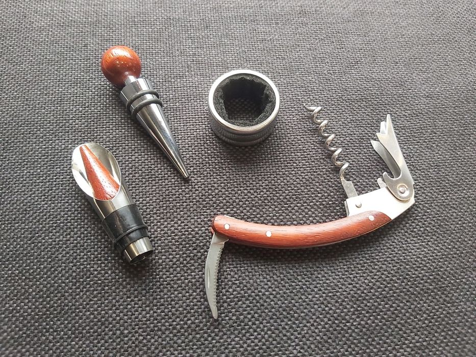 Подаръчен комплект за вино тирбушон,тапа и лиек,два модела