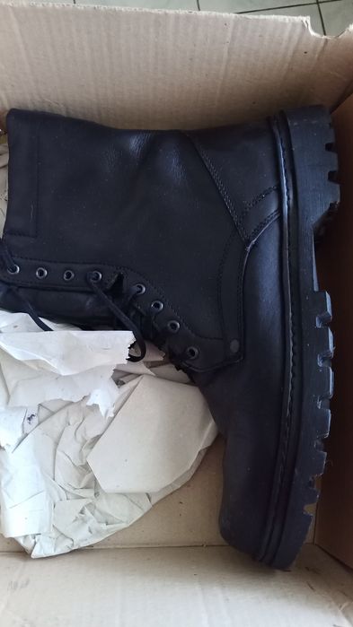 Bocanci piele cu talpa antiderapanta