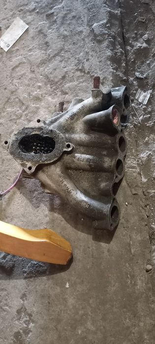 Впусктной калектор ауди 80  1.8