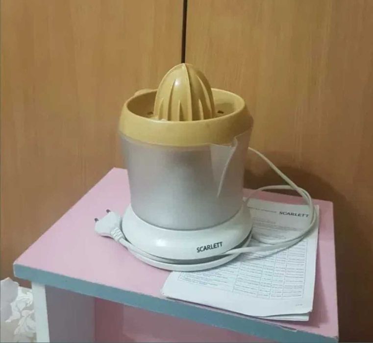 Соковыжималка Scarlett на 1 литр электрическая в рабочем состоянии