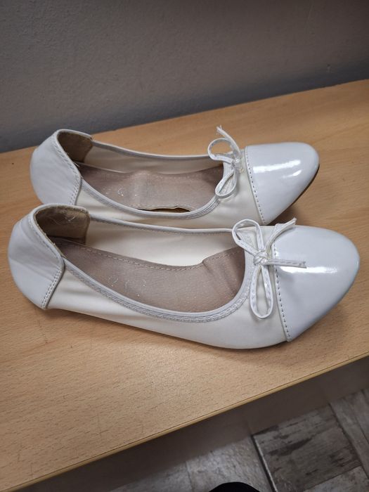 Елегантни бели пантофки