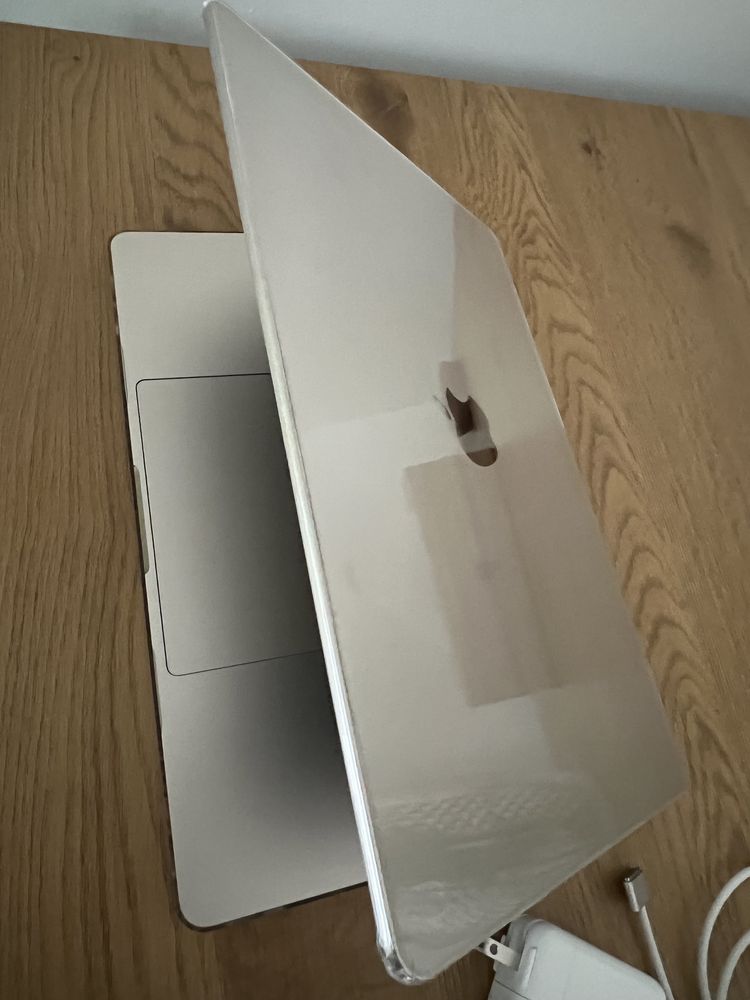 Vand Macbook Air 15” inch ca nou plus mouse apple si husa