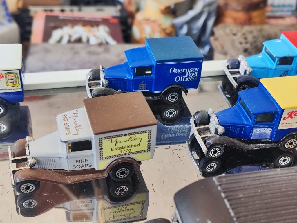 Лот колички Matchbox macau corgi