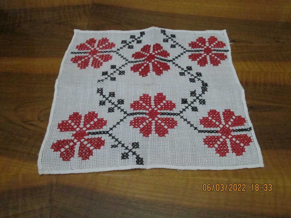 Broderii manuale pe etamina, anii '60-'70 (fete masa medii)