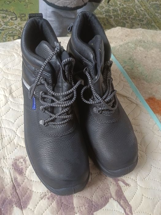 Рабочие ботинки.