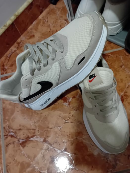 Vând adidasi nike