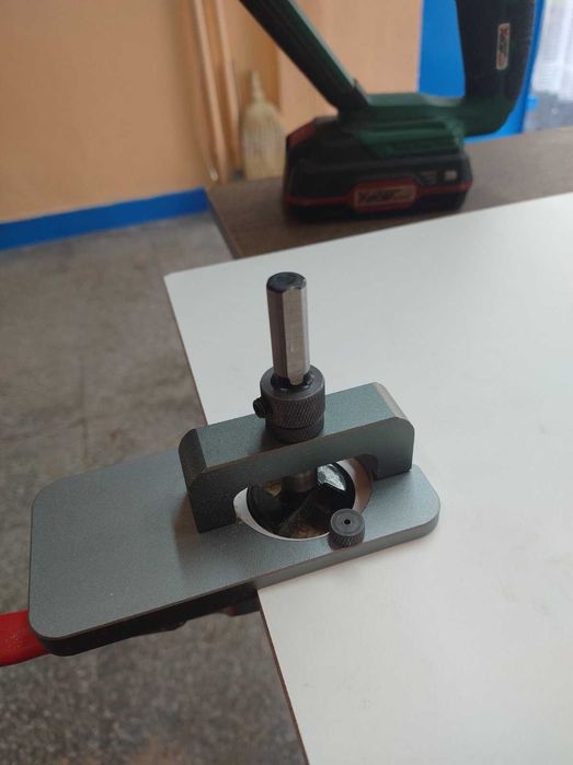 Водач с фрезер и ограничител за пробиване отвори на мебелни панти