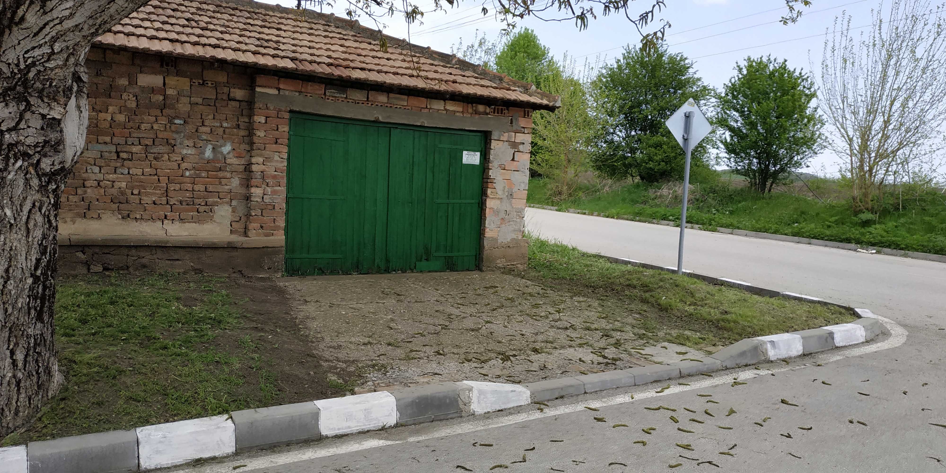 Къща с двор и голям гараж в град Павликени