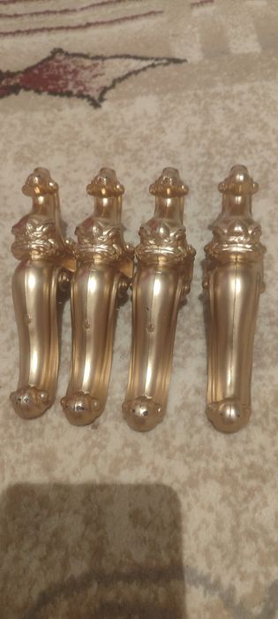 Ножки пластмассовые целые не сломанные торга нет