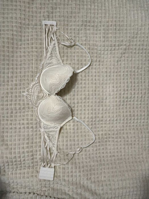Сутиени, корсети, комплекти Victoria Secret. Различни модели.