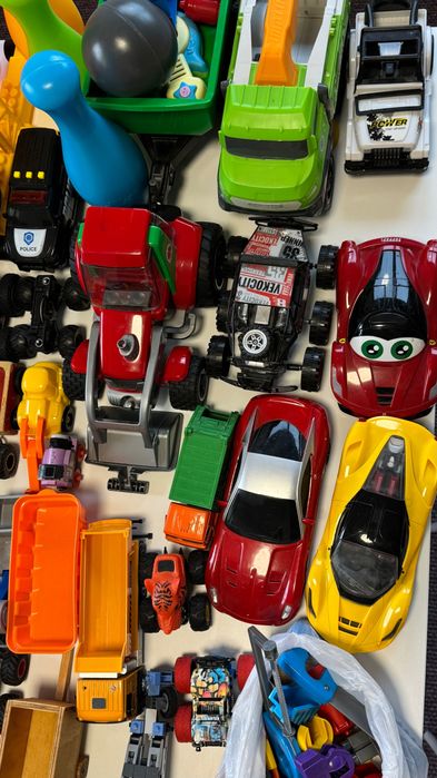 Jucării mașini multe