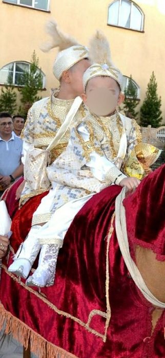 Toy toʻyiga bollarga kiyimlar bor etiklari ham bayramona kiyimlar i