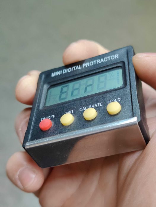 Protractor  - pentru masurarea unghiurilor cu precizie