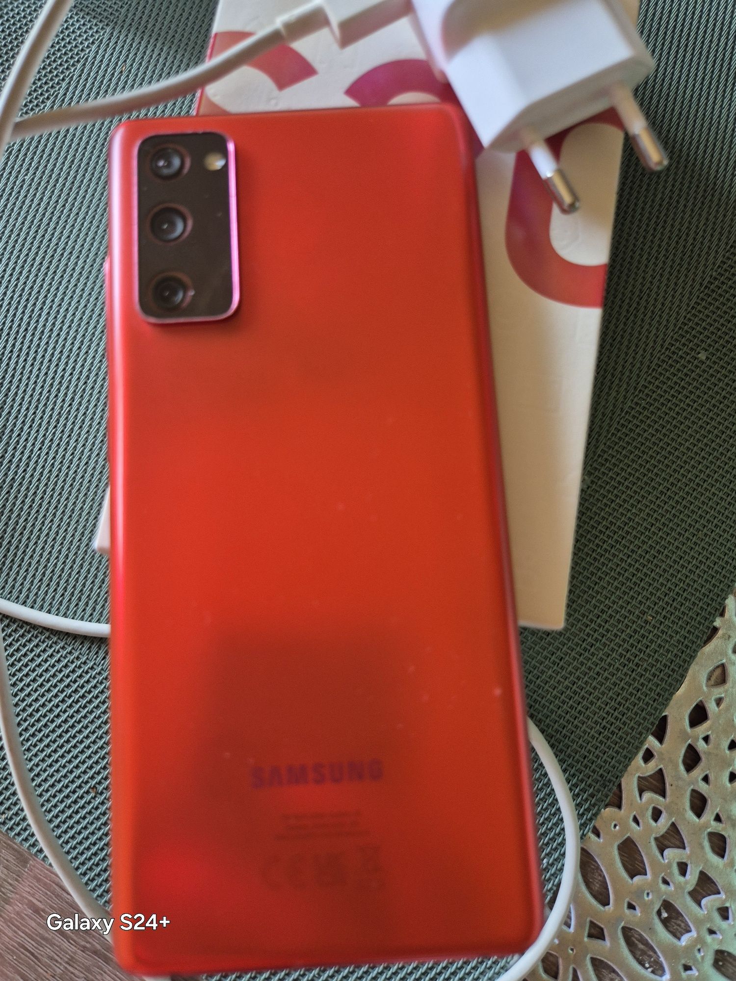 Samsung S20 FE червен