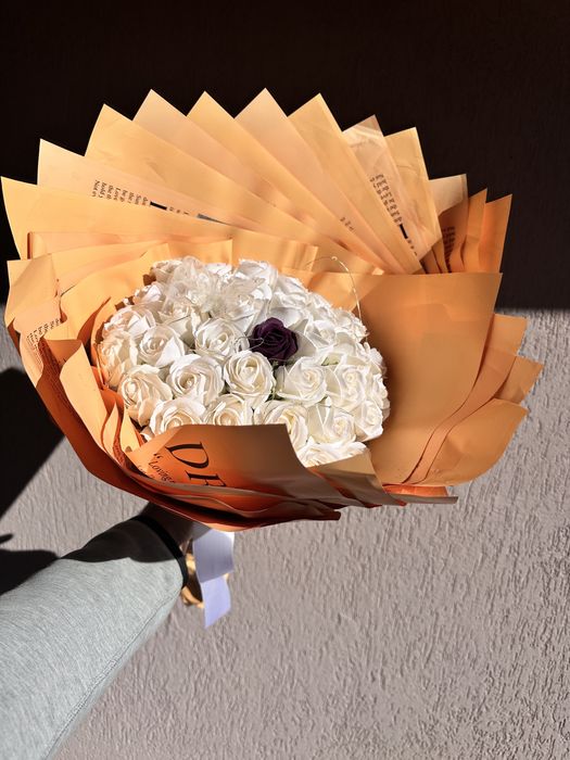 Buchet handmade din flori de hârtie – elegant, alb cu accent mov