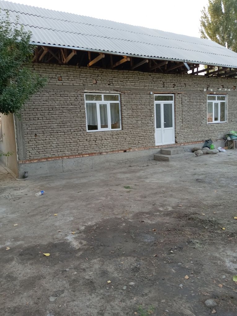 Uy sotiladi 10 sotix uchxona uyi bor