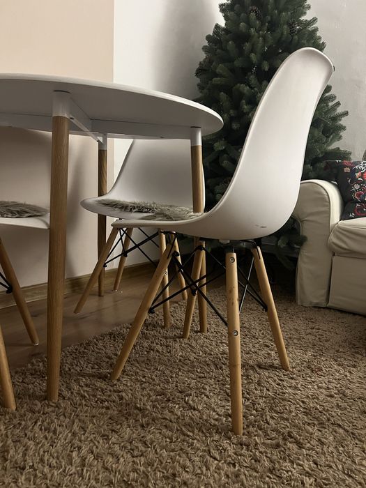 Masa rotunda cu 4 scaune