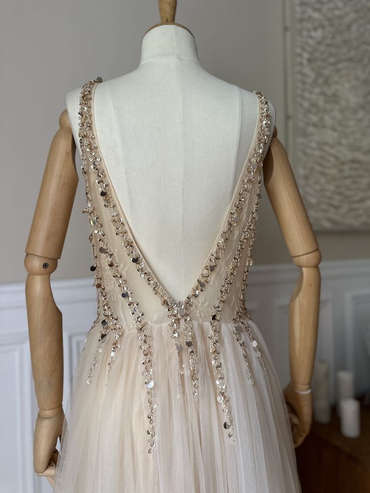 Rochie lungă din tul cu decolteu în V cu margele Cinderella Couture