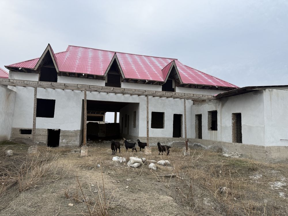 Hovli-Uchastka sotiladi