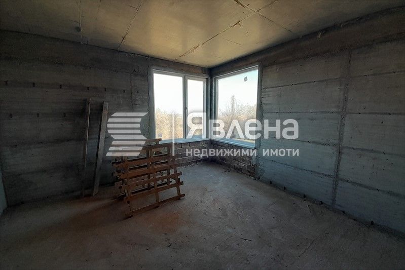 Триетажна къща в Марково
