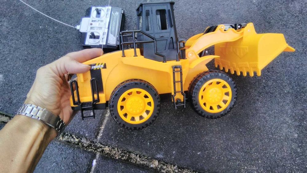 Escavator cu telecomanda pe baterii