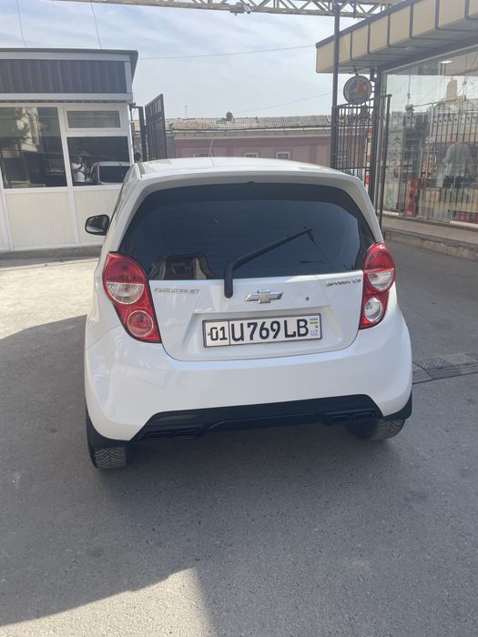 Chevrolet spark beliy
