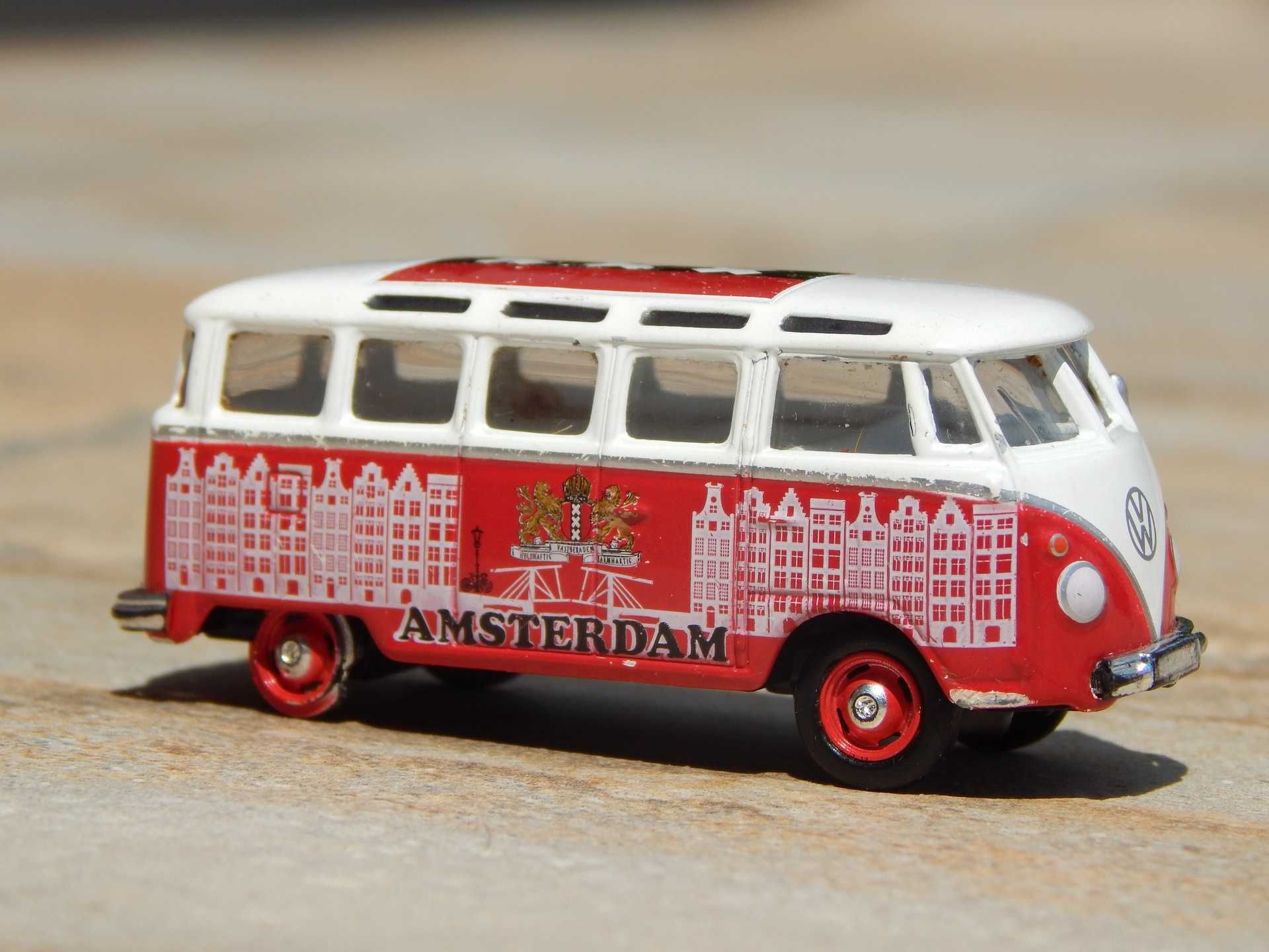 Macheta Volkswagen T1 Type 2 Amsterdam sc 1:64 Greenlight cu lipsa