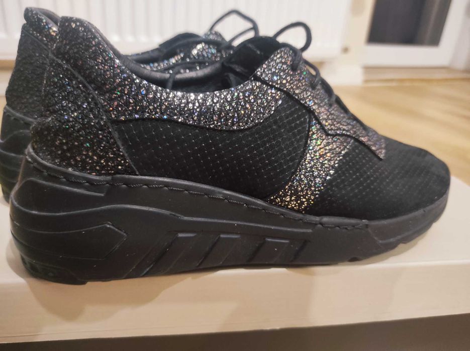 Продавам маратонки те е от кожа