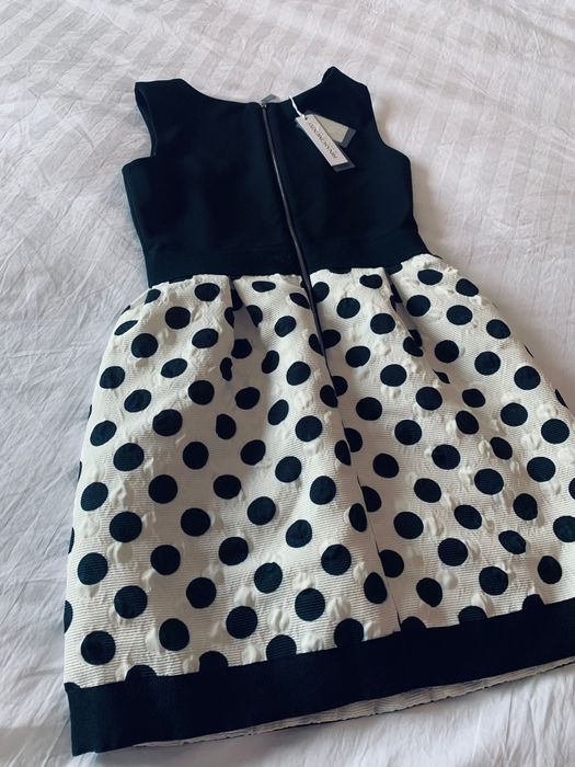 Rochie neagra, noua cu eticheta