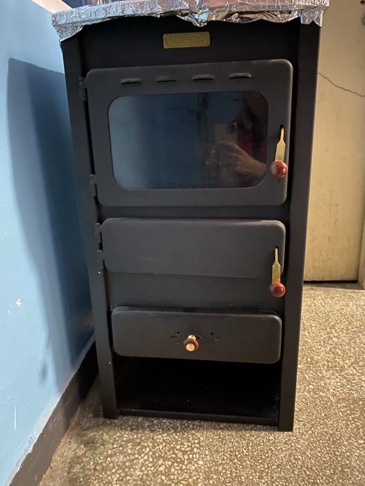 Камина отоплителна на твърдо гориво