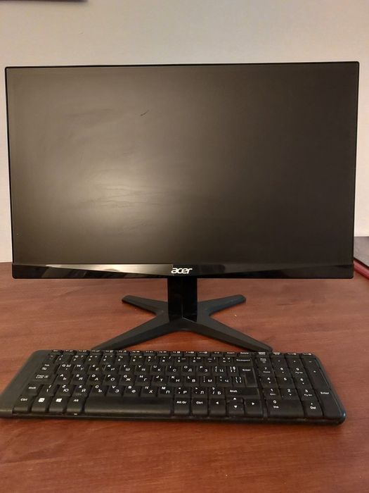 Монитор за компютър Acer и безжична клаеиатура Logitech