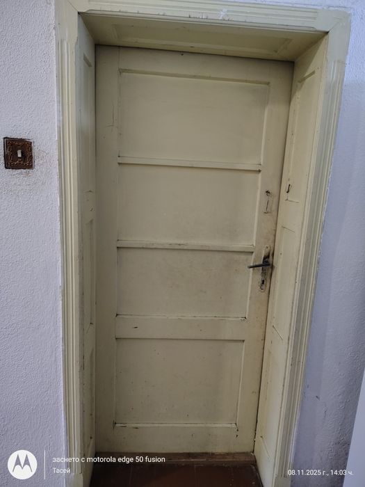 Продавам стара дограма, прозорци и врати, 30 лв, и 70 лв.