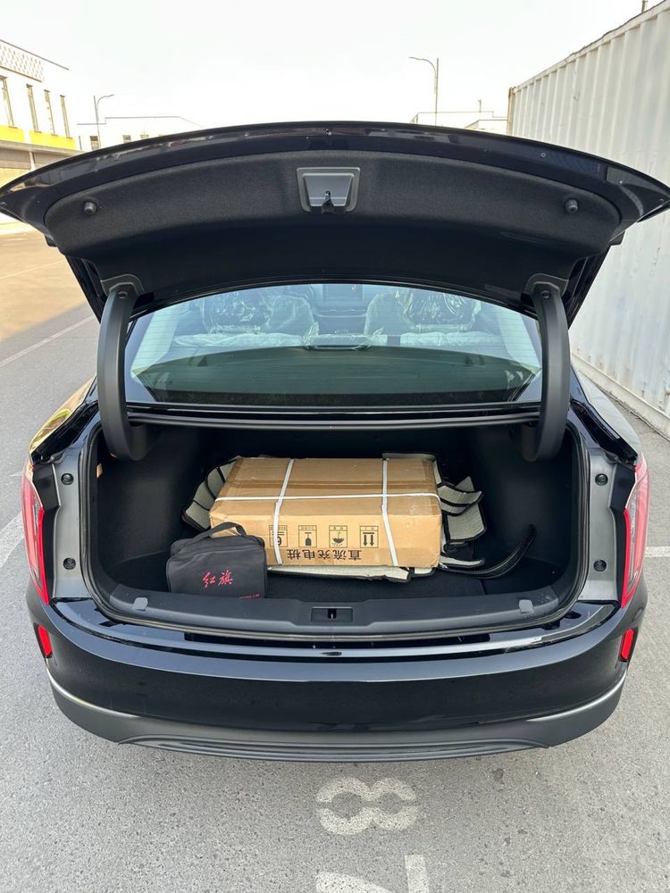 Hongqi eqm 5 560 km eng fulli skidka !