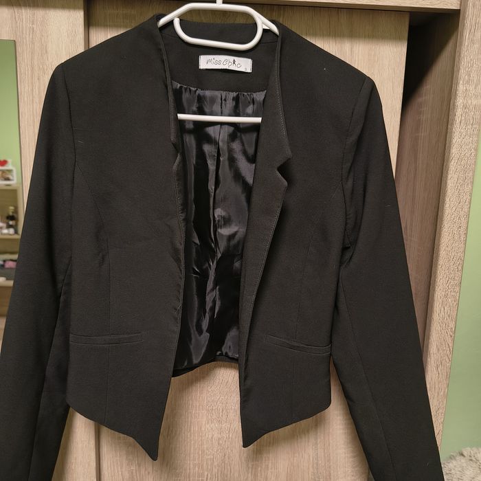 Късо дамско черно сако