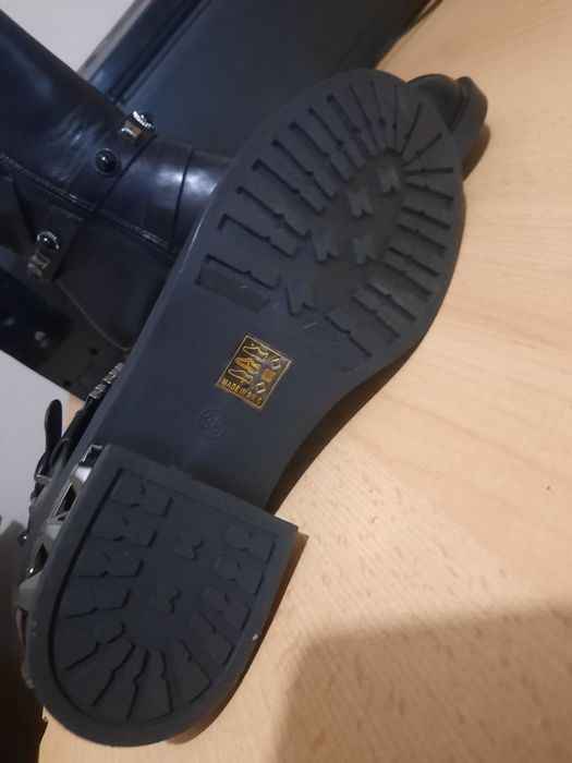 Cizme negre cu ținte